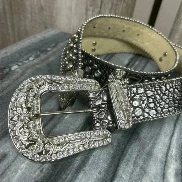 Rhinestone Cowgirl Western Belt Silver Leather and Hardware main image 10